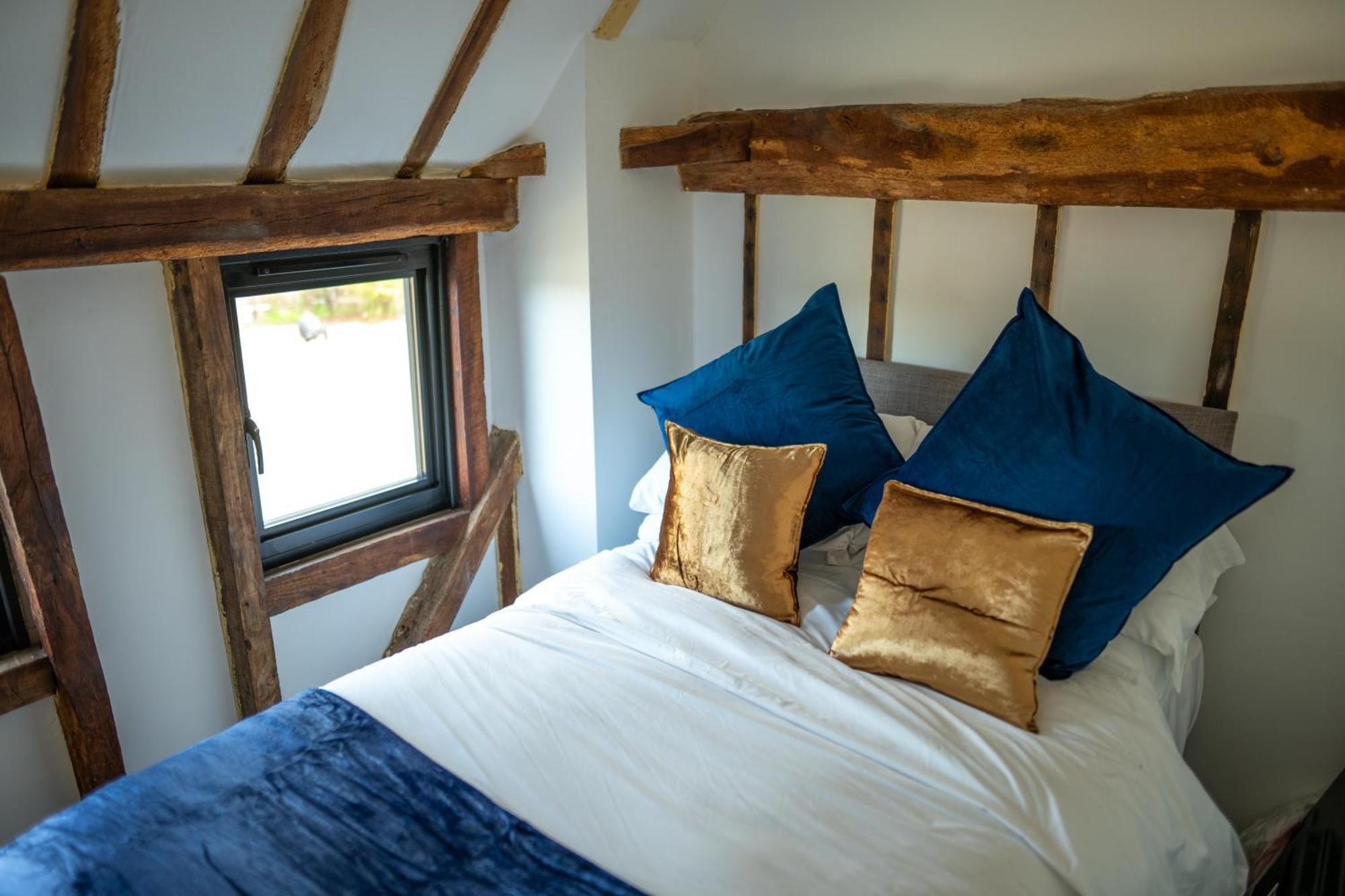 The Barn At Chart Hills Bed and Breakfast Biddenden Exteriör bild