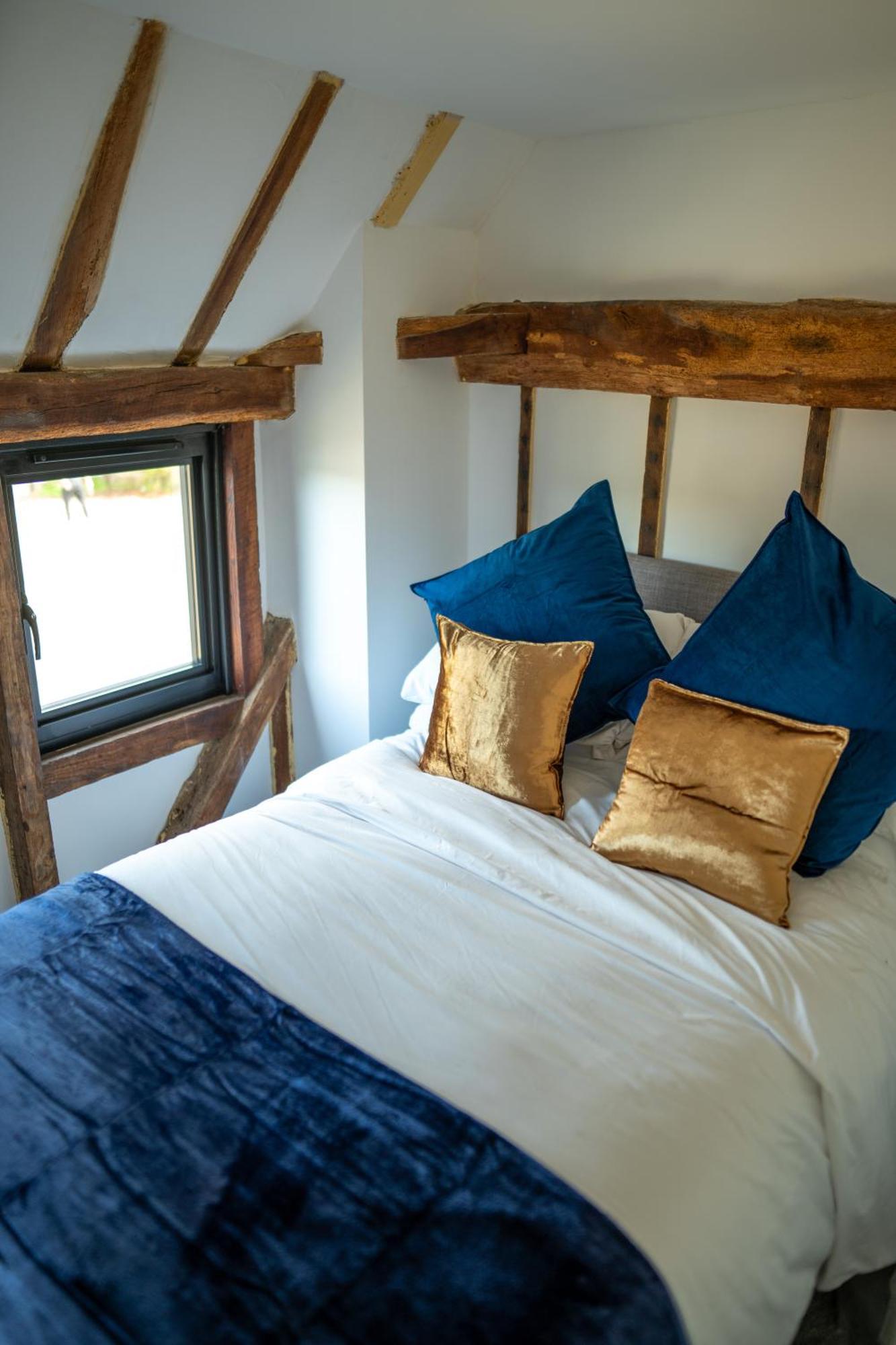 The Barn At Chart Hills Bed and Breakfast Biddenden Exteriör bild